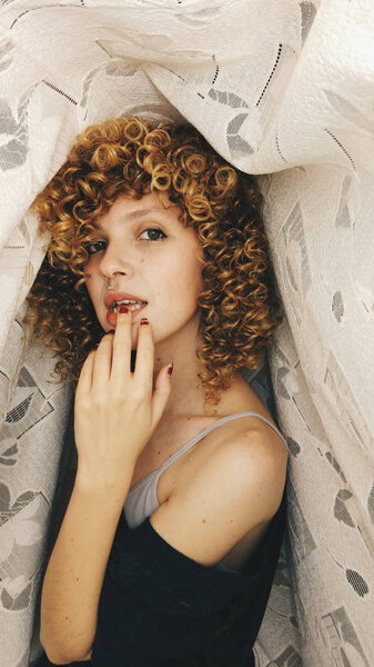 Портрет молодой фигурные женщины в черном платье на фоне