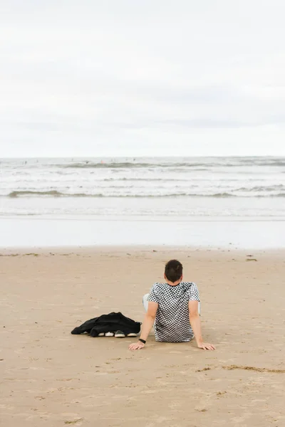 Ritratto Giovane Uomo Del Brunette Che Trova Sulla Spiaggia Sabbia — Foto Stock