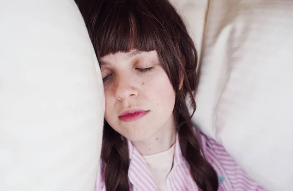 Retrato Uma Jovem Mulher Morena Com Olhos Fechados Dormindo Cama — Fotografia de Stock