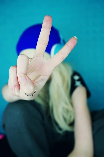 Mavi Arka Plan Müzik Dinleme Hareketi Mavi Kulaklık Sarışın Genç — Stok fotoğraf