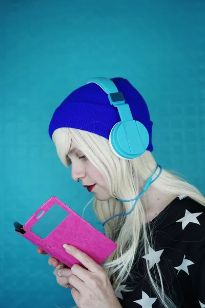 Portrait Young Blonde Woman Blue Headphones Listening Music Using Phone — Stock Photo, Image