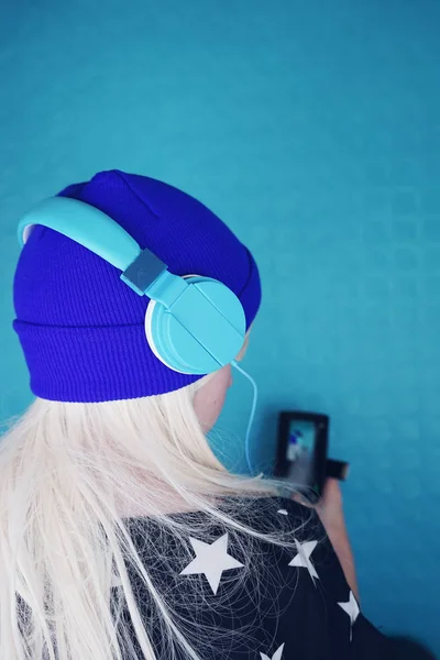 Portrait Young Blonde Woman Blue Headphones Listening Music Background — Stock Photo, Image