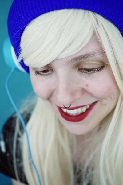 Retrato Joven Feliz Rubia Azul Auriculares Escuchando Música Fondo — Foto de Stock