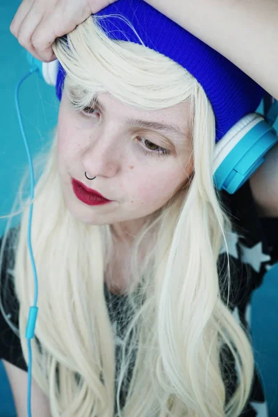 Retrato Mujer Rubia Joven Azul Auriculares Escuchando Música Fondo — Foto de Stock