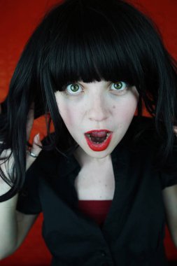 Kırmızı zemin üzerine sürpriz esmer kadın portresi