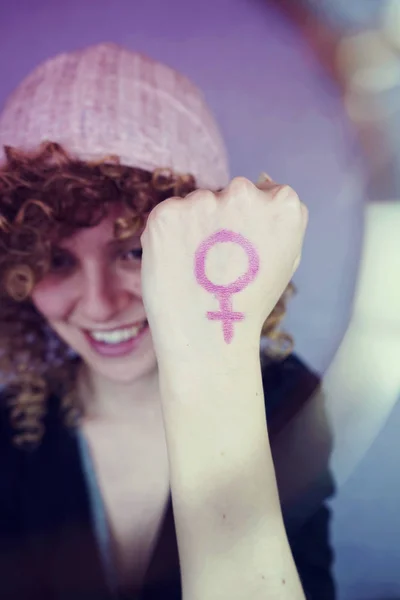 Retrato Mujer Joven Rubia Con Pelo Rizado Sombrero Color Rosa — Foto de Stock