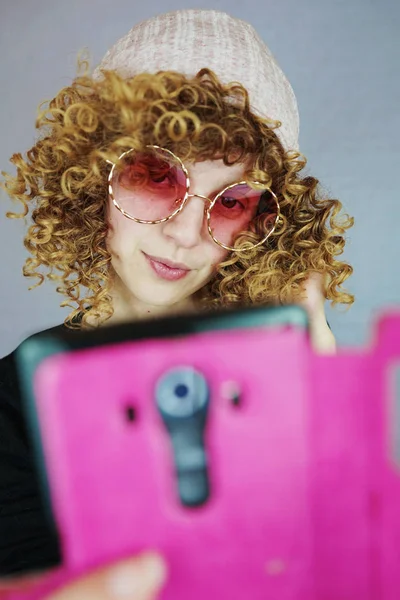 Porträt Der Jungen Blonden Frau Mit Lockigem Haar Rosa Sonnenbrille — Stockfoto