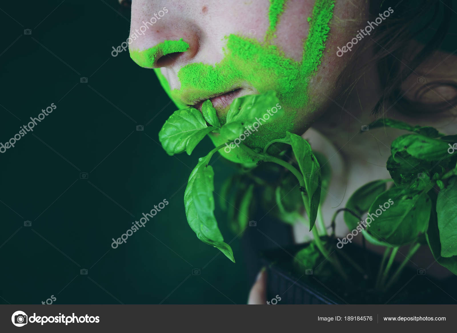 Portrait Jeune Femme Avec Peinture Verte Sur Visage Avec Des
