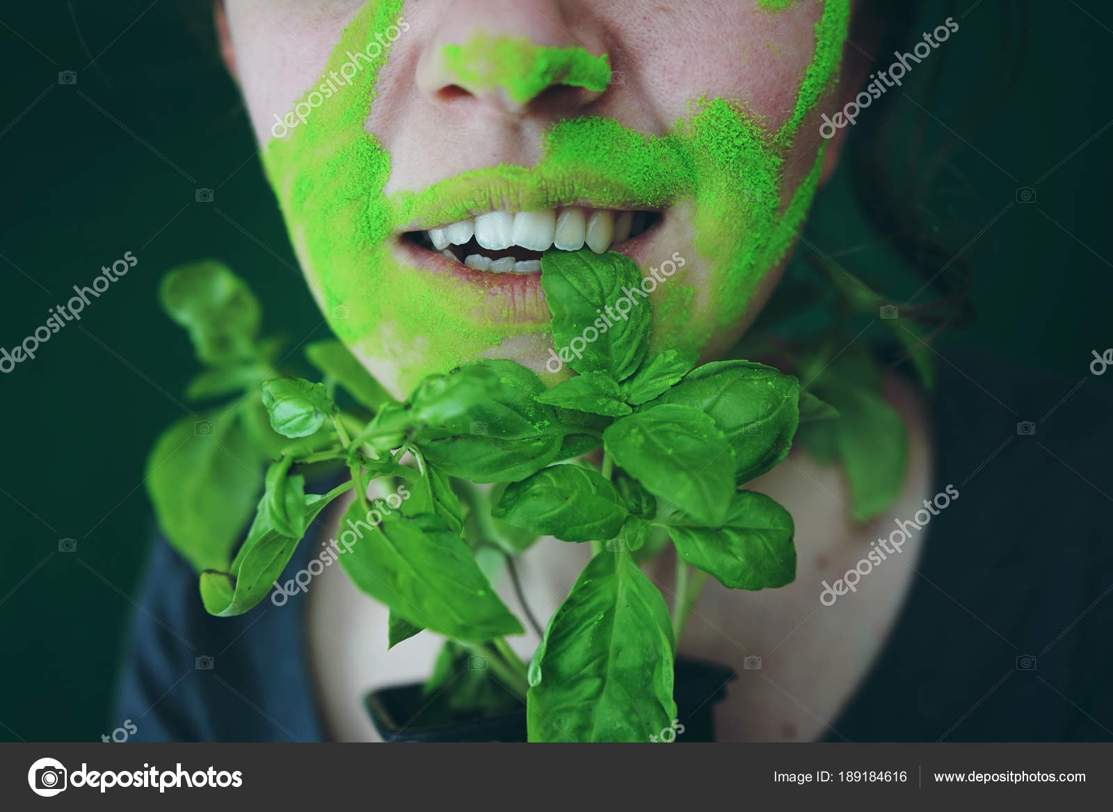 Portrait Jeune Femme Avec Peinture Verte Sur Visage Avec Des