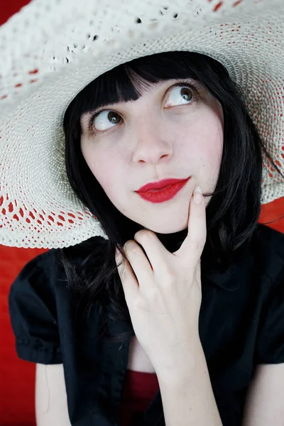 Retrato Mujer Morena Joven Sombrero Blanco Sobre Fondo Rojo — Foto de Stock