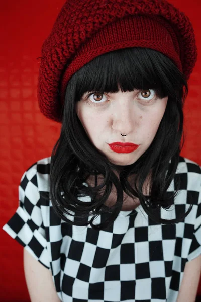 Retrato Mujer Joven Morena Con Piercing Nariz Sombrero Rojo Sobre — Foto de Stock