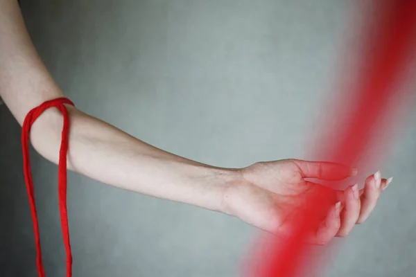 Nahaufnahme Der Hand Der Frau Mit Einem Roten Seil Auf — Stockfoto