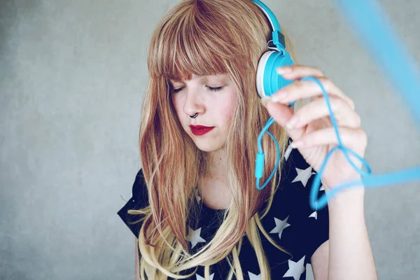 Portrait Young Blonde Woman Blue Headphones Listening Music Background — Stock Photo, Image