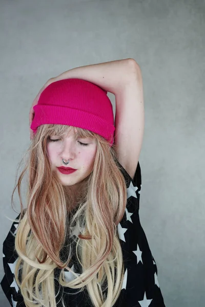 Retrato Joven Mujer Rubia Con Sombrero Rosa Sobre Fondo — Foto de Stock
