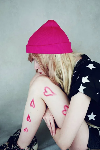 Retrato Joven Mujer Rubia Con Sombrero Rosa Con Corazones Las — Foto de Stock