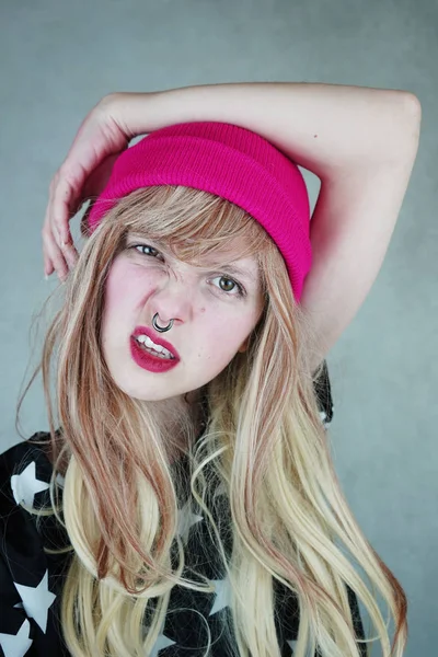 Retrato Joven Rubia Con Piercing Nariz Sombrero Color Rosa Sobre — Foto de Stock