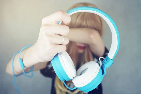 Close Woman Hand Holding Blue Headphones Background — Stock Photo, Image