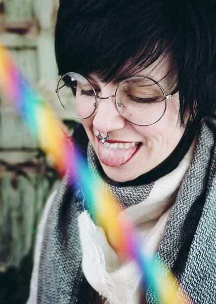 Joven Divertida Mujer Gafas Paja Arco Iris — Foto de Stock