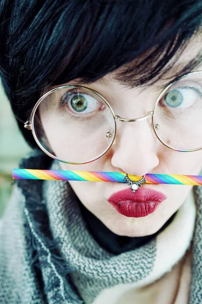 Joven Divertida Mujer Gafas Paja Arco Iris — Foto de Stock