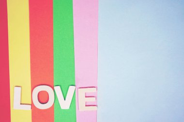 Şeritli renk arka plan üzerinde beyaz harflerle kelime aşk oluşur