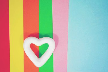 çizgili renk arka plan üzerinde beyaz kalp işareti