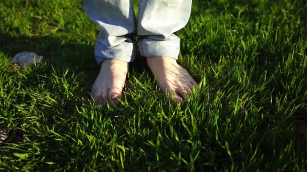 Close Female Barefoot Green Grass Background — Stock Video