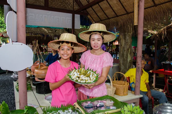 Taylandlılar ve turistler Kültür Pazarı'nda alışveriş yürüyüş — Stok fotoğraf