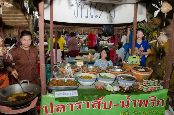 Thailänder und Touristen gehen auf Kulturmarkt einkaufen — Stockfoto