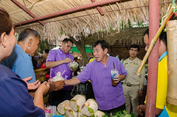थाई लोग और पर्यटक संस्कृति बाजार में खरीदारी चल रहे हैं — स्टॉक फ़ोटो, इमेज