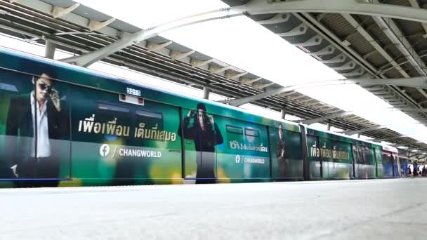 Personas esperando el tren del cielo para el tránsito en Bangkok, Tailandia . — Vídeos de Stock