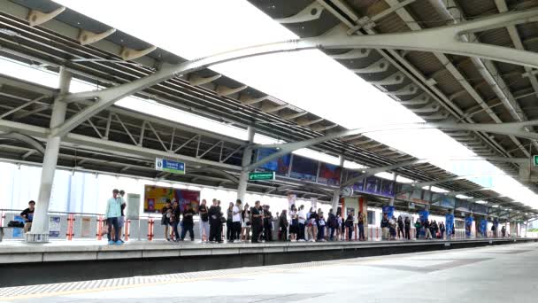 Personas esperando el tren del cielo para el tránsito en Bangkok, Tailandia . — Vídeos de Stock