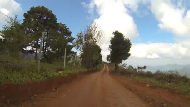 Вождение по грунтовой дороге — стоковое видео
