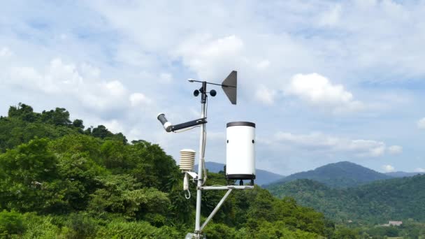 Метеорологічна станція на високій горі . — стокове відео