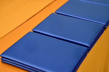 İmzalama için mavi defter 