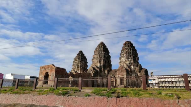 Phra Prang Sam Yod, Lopburi, Tailândia . — Vídeo de Stock