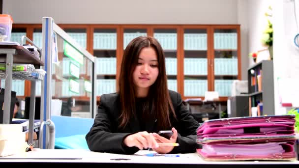 Junge Geschäftsfrau nutzt Smartphone. — Stockvideo