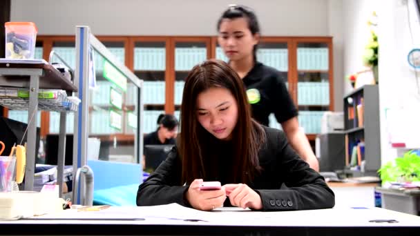 Young business woman using smartphone. — Stock Video