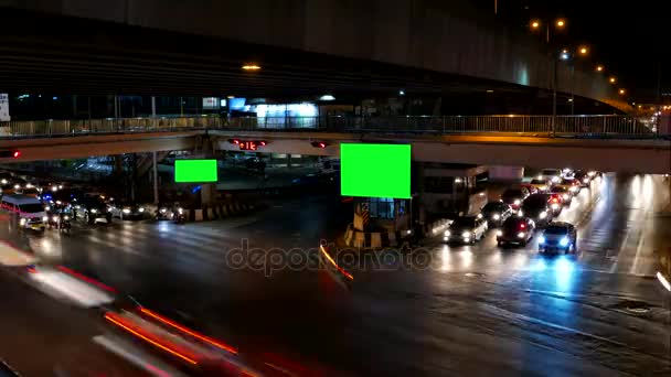 Traffic at night and advertising billboard — Stock Video