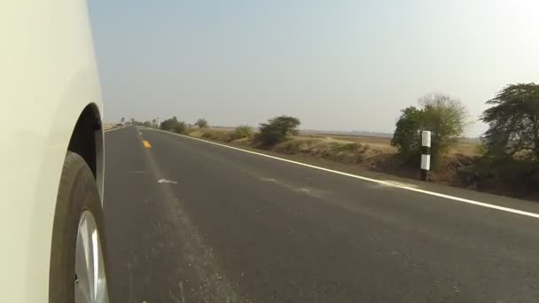 Conducir un coche en una carretera rural — Vídeo de stock