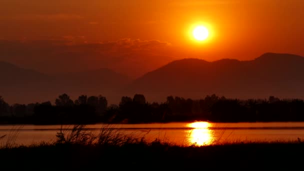 Paysage avec lever de soleil sur le lac — Video