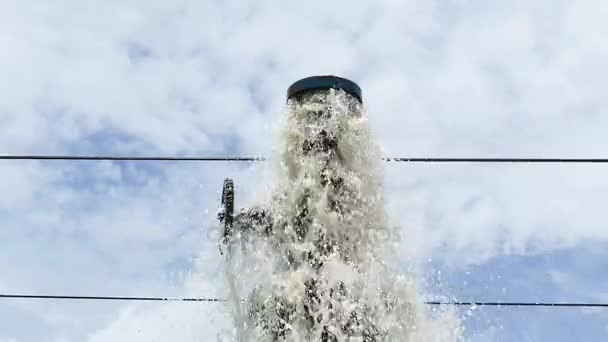 Tubería de suministro de agua fue dañado . — Vídeo de stock