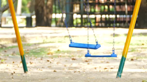 Swing en el patio de recreo . — Vídeo de stock