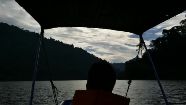 Navegando em lago de florestas tropicais — Vídeo de Stock