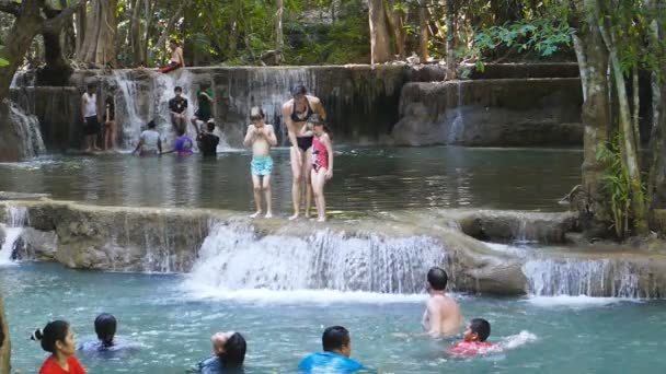 Turystów, skoki do wodospadu. — Wideo stockowe