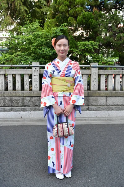 Japansk kvinna som bär traditionella japanska Yukata — Stockfoto