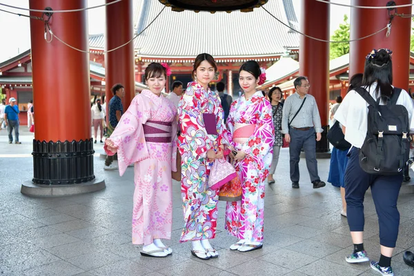 Japanerin trägt traditionellen japanischen Yukata — Stockfoto