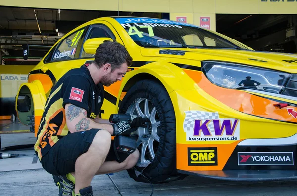 Team service on display in during 2015 FIA World Touring Car Cha — Stock Photo, Image