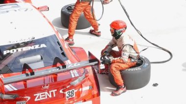 Yarış arabası ile takım hizmeti 2015 Autobacs Super Gt Serisi.