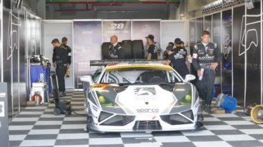  Yarış otomobili çukurda.