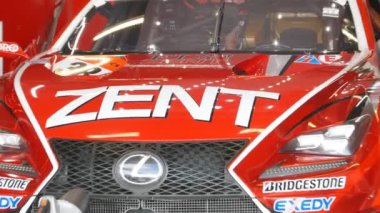  Yarış otomobili çukurda.